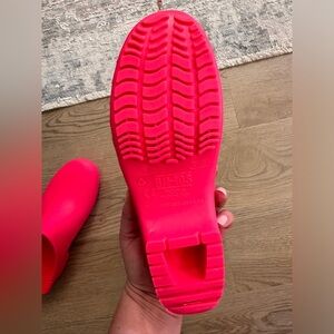 Hot pink Calzuro clogs
